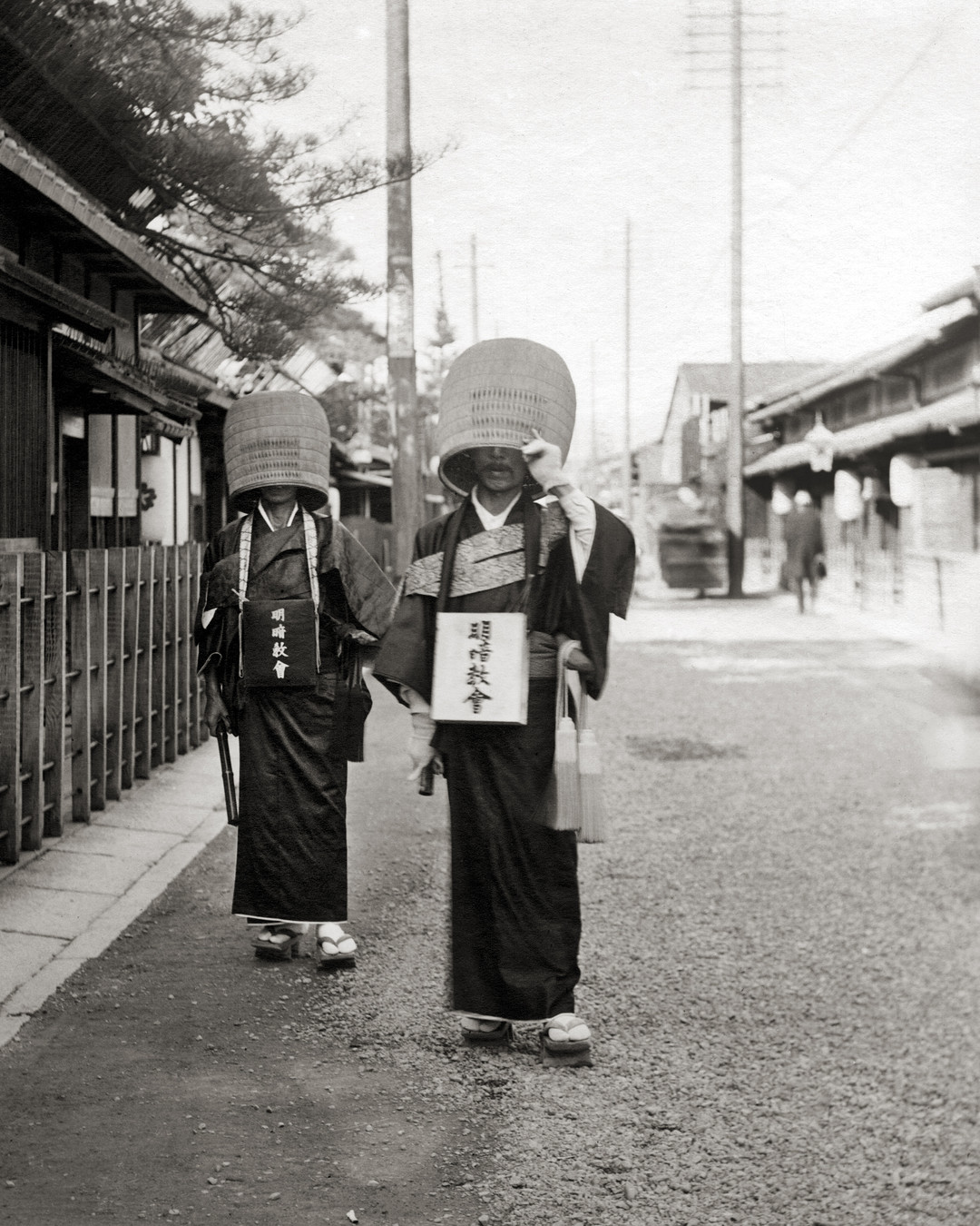 Två munkar med korgar över sina huvuden