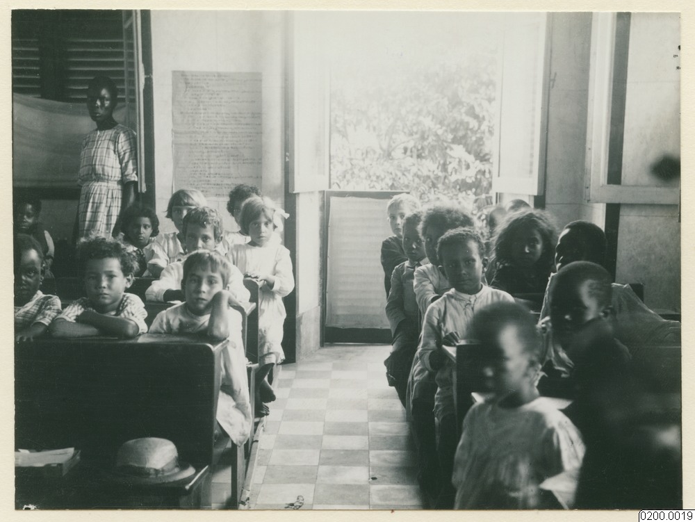 Elever på missionsskolan i Luanda (Angola) ca 1923