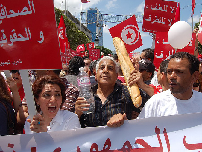 Folk som protesterar i Tunisien