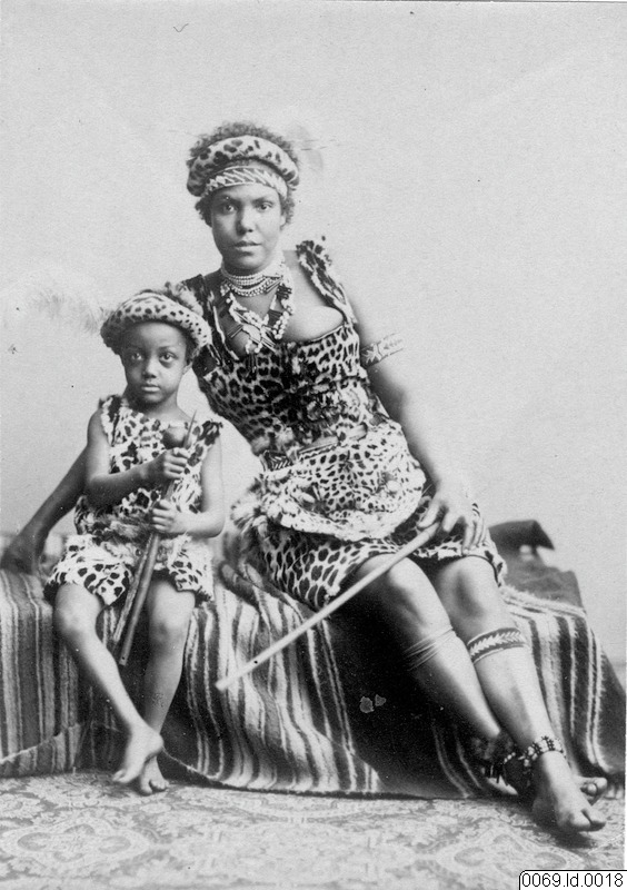 Azambulu, och hennes son Umgano när de uppträdde i Berlin 1885 (Världskulturmuseerna, PD)