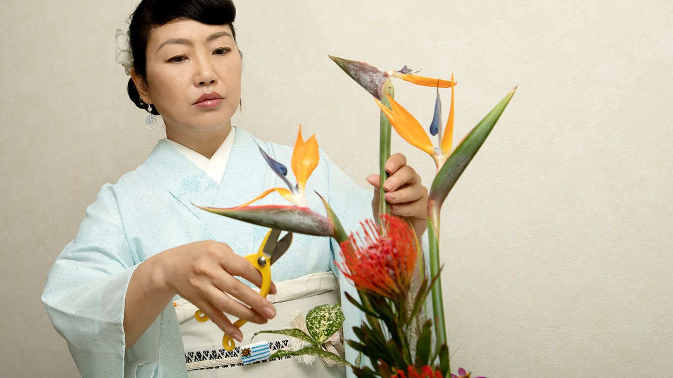 Kvinna som arrangerar blommor